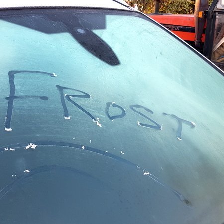 Það fór ekki á milli mála að hitastigið hafði farið niður fyrir núll gráðurnar í nótt á Sauðárkróki. Einhverjir munu efalaust telja að fyrsti í sköfu sé í dag. Mynd: PF.