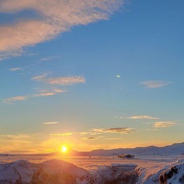 Daginn tekinn að lengja og sólin klifrar örlítið hærra í suðrinu og nálgast topp Mælifellshnjúks í Skagafirði. Mynd: PF.