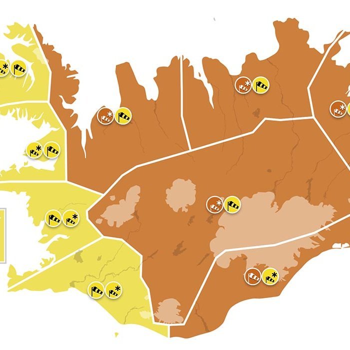 Reiknað er með að veðrið skelli á um kvöldmatarleytið annað kvöld og standi til miðnættis á þriðjudag. Gul viðvörun tekur þá við og stendur hið minnsta í tvo sólarhringa um land allt. Það dregur úr vindi á föstudag en hitinn hækkar ekki hratt og má reikna með snjókomu til fjalla. Raunar er spáð snjókomu á Holtavörðuheiði og Öxnadalsheiði mest alla vikuna og ætti ekki að koma ó óvart að færð spillist þar sem og á Vatnsskarði og Þverárfjalli. SKJÁMYND