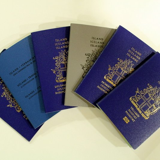 Vegabréf – Allar útgáfur.jpg – Eintak af öllum gerðum vegabréfa sem gefnar eru út af Þjóðskrá Íslands. Almennt vegabréf, Neyðarvegabréf, Þjónustuvegabréf, Diplómatískt vegabréf, Vegabréf útlendings og Ferðaskírteini flóttamanna.