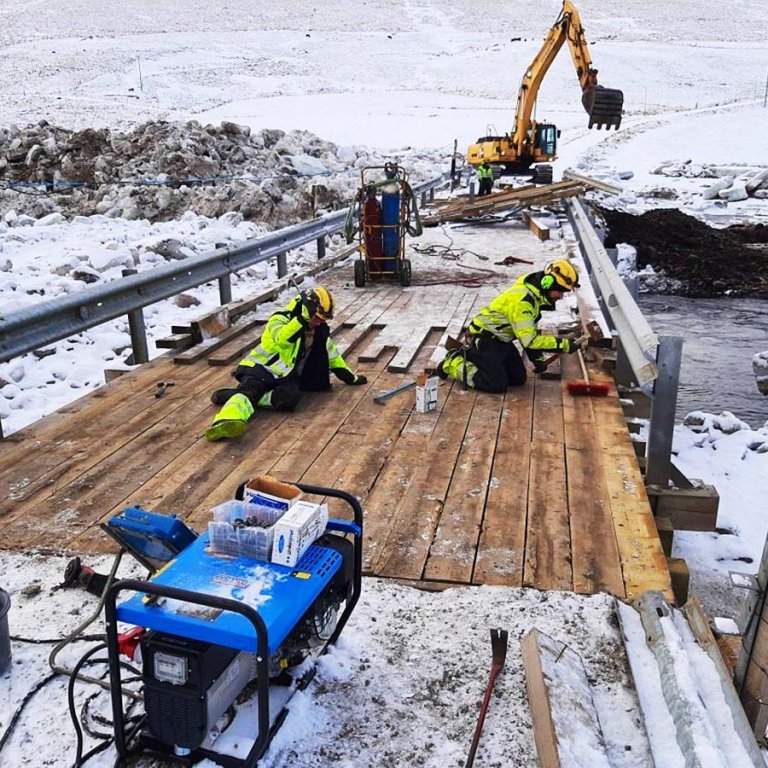 Brúarvinnuflokkur Vegagerðarinnar að störfum við brúna yfir Svartá. MYND: VEGAGERÐIN.IS