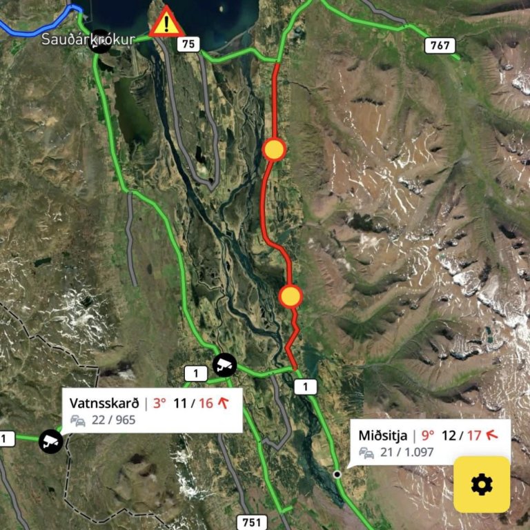 Veginum var lokað fyrr í dag og óvíst hvenær hann verður opnaður. Hægt er að fylgjast með á umferdin.is. SKJÁSKOT