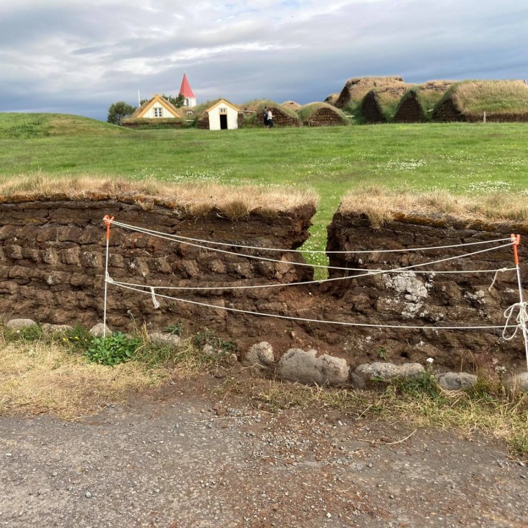 Svona lýtur veggurinn út eftir atganginn sl. föstudag. Mynd: SMH