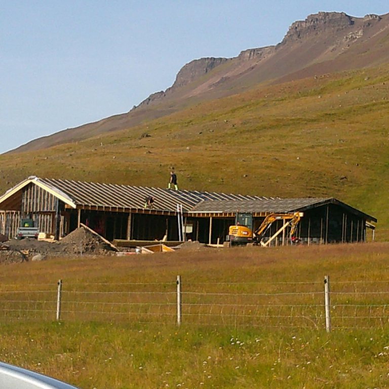 Myndarlegt veiðihús að rísa í Steinkoti. Mynd: Facebook, Valli Húnabyggð.