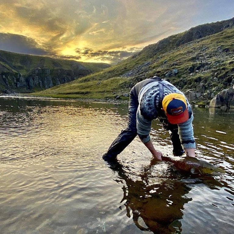 Margur veit ekkert himneskara en að eltast við lax í fallegri veiðiá. Hér er veitt í Miðgjarðará nú í haust. MYND: STEBBI LÍSU