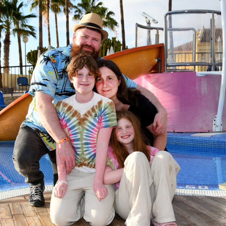 Valdimar og Eva með dætrunum, Rögnu og Maríu Fanndísi. MYND AÐSEND