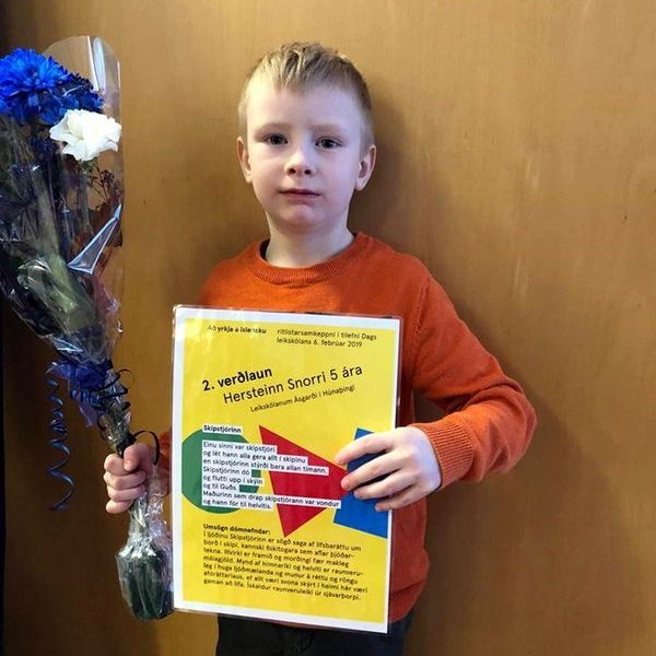 Hersteinn Snorri með viðurkenningarskjalið sitt. Mynd: Facebooksíða Félags leikskólakennara.