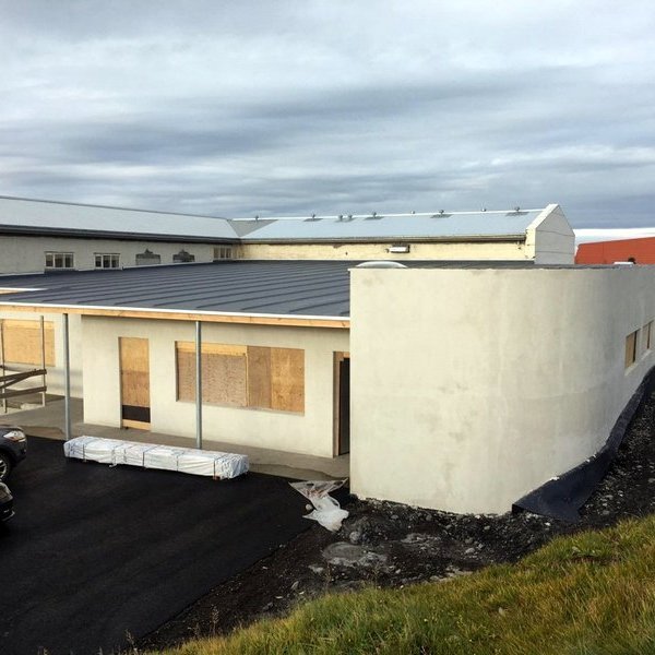 Glæsileg viðbygging er risin við Blönduskóla sem hýsa mun kennslustofur fyrir list- og verkgreinar. Mynd: Blönduós.is.