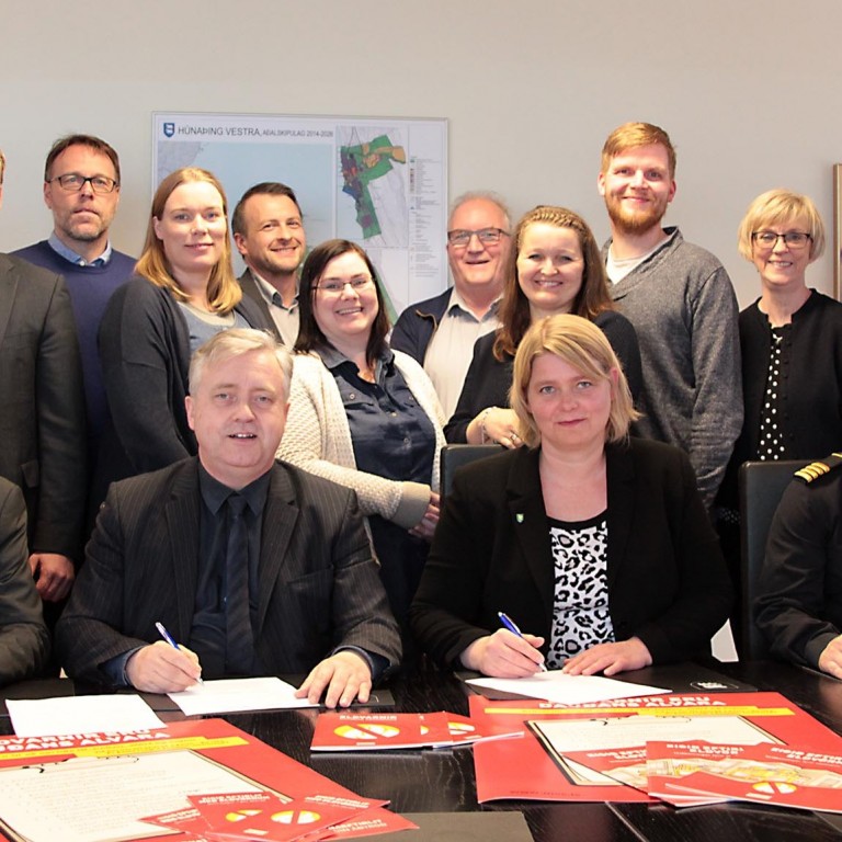 Fulltrúar Húnaþings vestra og Eldvarnabandalagsins við undirritun samkomulagsins. Sitjandi frá vinstri: Garðar H. Guðjónsson, verkefnastjóri Eldvarnabandalagsins, Björn Karlsson, forstjóri Mannvirkjastofnunar, Guðný Hrund Karlsdóttir sveitarstjóri og Pétur Arnarsson slökkviliðsstjóri.