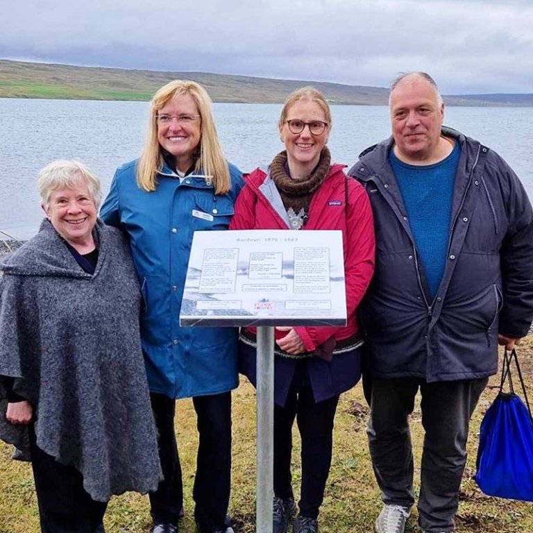 Þorleifur Karl Eggertsson oddviti sveitarstjórnar veitti skiltinu viðtöku fyrir hönd sveitarfélagsins. Með honum á myndinni eru frá vinstri: Cathy Josephson (formaður Vesturfaramiðstöðvar Austurlands á Vopnafirði og Icelandic Roots teymisins á Íslandi), Sunna Furstenau (formaður Icelandic Roots) og Þórdís Edda Guðjónsdóttir (ættuð frá Borðeyri og  sjálfboðaliði í Icelandic Roots). MYND AF SÍÐU HÚNAÞINGS VESTRA