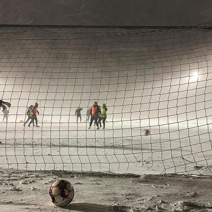 Æfa í slyddu, æfa í roki, æfa í regni, æfa í sól, já, upp á topp með Tindastól! Svona var veðrið á Króknum fyrir rétt rúmri viku þegar stelpurnar voru að æfa. Það er oft mikið á sig lagt fyrir leikinn góða. MYND: ÓAB