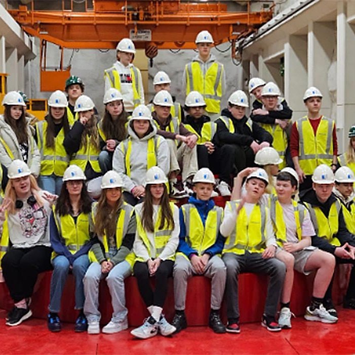 Nemendur 9. og 10. bekkja Húnaskóla kátir í Blöndustöð. MYND AF VEF HÚNASKÓLA