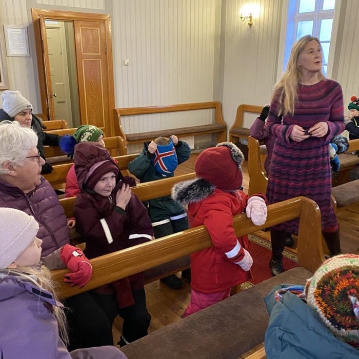 Séra Dalla segir frá altaristöflunni í Goðdalakirkju. MYND AF VEF VARMAHLÍÐARSKÓLA