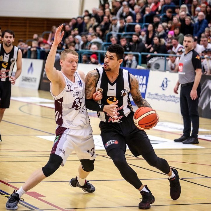 Viðar Ágústsson og Kristófer Acox eigast við í leik gærkvöldsins. Mynd: Hjalti Árna.