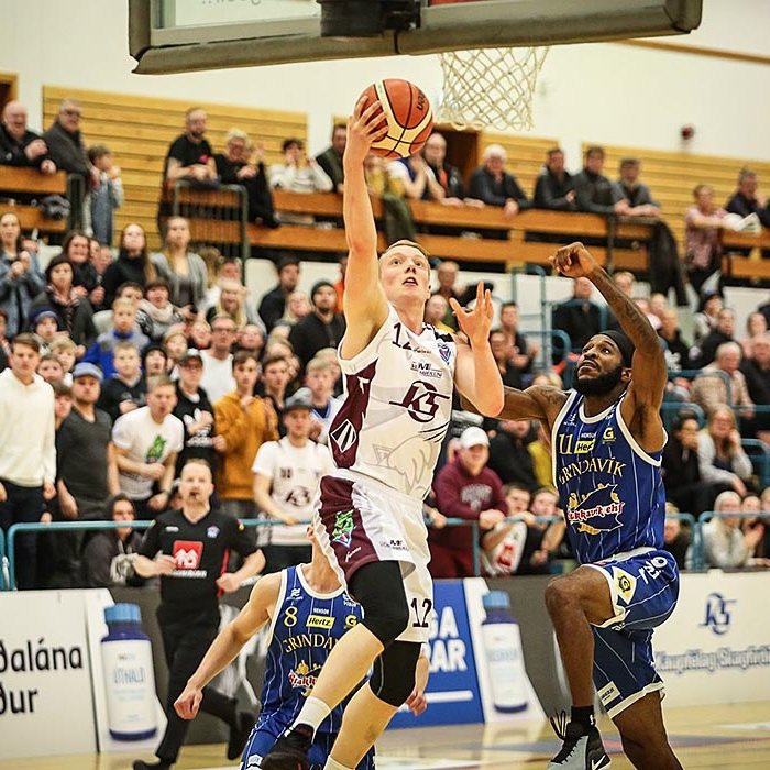 Hér eigast Viðar og Lewis Clinch Jr. við en þeir háðu nokkrar rimmurnar í leiknum. Lewis varði þessa íleggju Viðars en það var þó Viðar sem var í sigurliðinu í kvöld. MYND: HJALTI ÁRNA