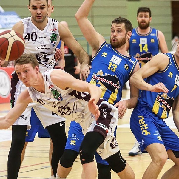 Það eru læti! Viðar og Udras í baráttunni í gær. MYND: HJALTI ÁRNA