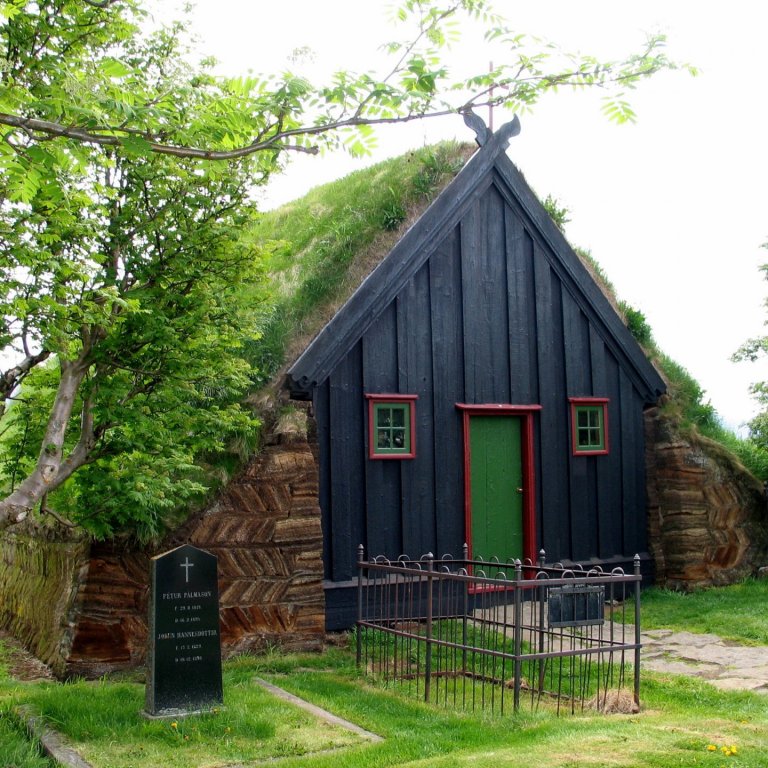 Torfkirkjan að Víðmýri í Skagafirði sem byggð var árið 1834. Kirkjan hefur verið í húsasafni Þjóðminjasafns Íslands frá 1936. Ljósm. Sigríður Sigurðardóttir.