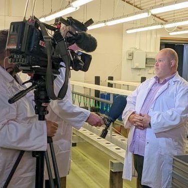 Bjarni Kristófer Kristjánsson prófessor
við Fiskeldis- og fiskalíffræðideild í viðtali við Kristján Má Unnarsson.
Sigurjón Ólason myndatökumaður er á bak við myndavélina. Mynd: holar.is.