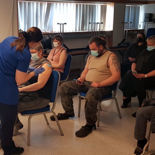 Frá bólusetningu á HSN á Sauðárkróki í síðustu viku. Mynd: PF.