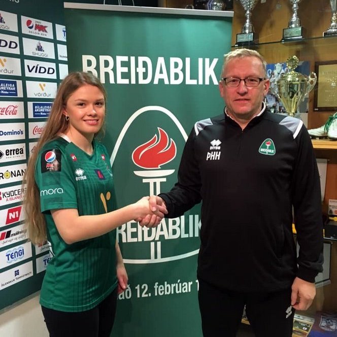 Þorsteinn Halldórsson, þjálfari Breiðablik býður Vigdísi Eddu velkomna til liðsins. Mynd af FB-síðu Breiðabliks.