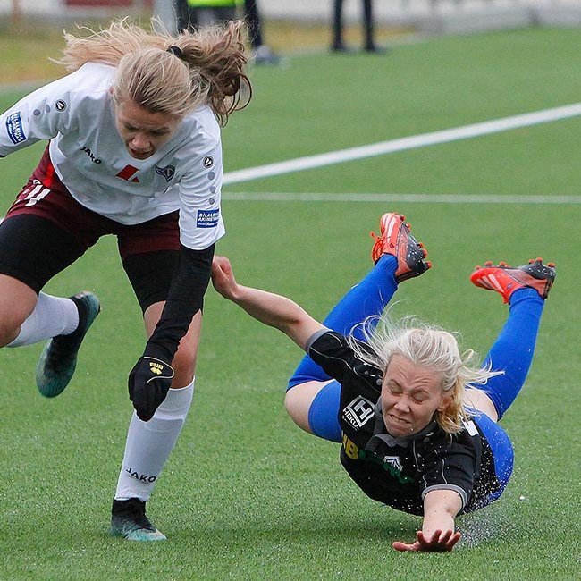 Sigríður Dröfn Auðunsdóttir reynir að hægja á Vigdísi Eddu en endaði á mallanum. MYND: ÓAB