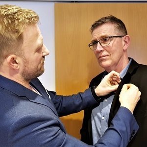 Viggó Jónsson var sæmdur Gullmerki ÍSÍ á 99. ársþingi UMSS á síðasta vori fyrir en hann hefur unnið afar mikið og fórnfúst starf í tengslum við íþróttir í héraði til fjölda ára. Ingi Þór Ágústsson, úr framkvæmdastjórn ÍSÍ, afhenti Viggó viðurkenninguna. Mynd: UMSS.