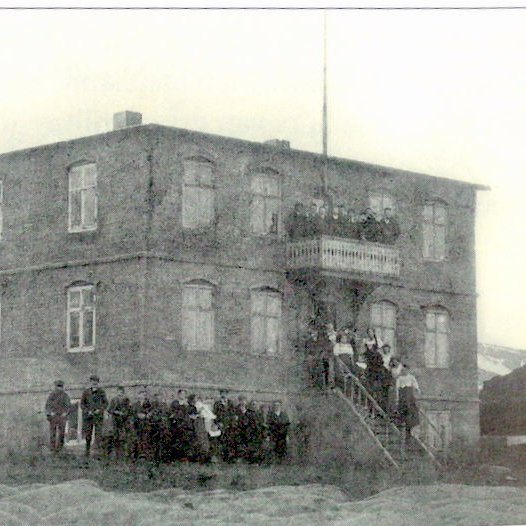 Heimamenn og skólafólk við steinhúsið í Vík vorið 1909. Það var hlaðið úr steinum framleiddum í steinaverksmiðju á Sauðárkróki. Síðdegis hinn 25. október 1923 kviknaði í húsinu og brann allt innan úr því svo að veggirnir stóðu einir eftir. Mynd: Byggðasaga Skagafjarðar II. bindi.