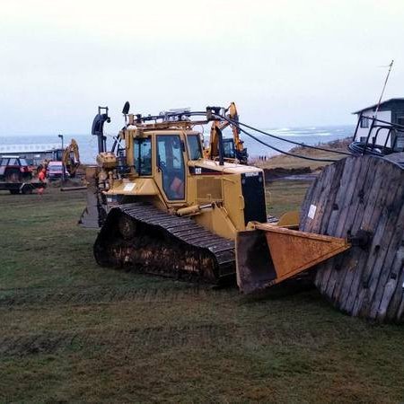 Víkur á Skaga. Myndina tók Rúnar Símonarson þegar unnið var að lagningu rafmagns og ljósleiðar að Víkum fyrir tveimur árum. Skemman sem brann er til vinstri við vinnuvélina á myndinni.