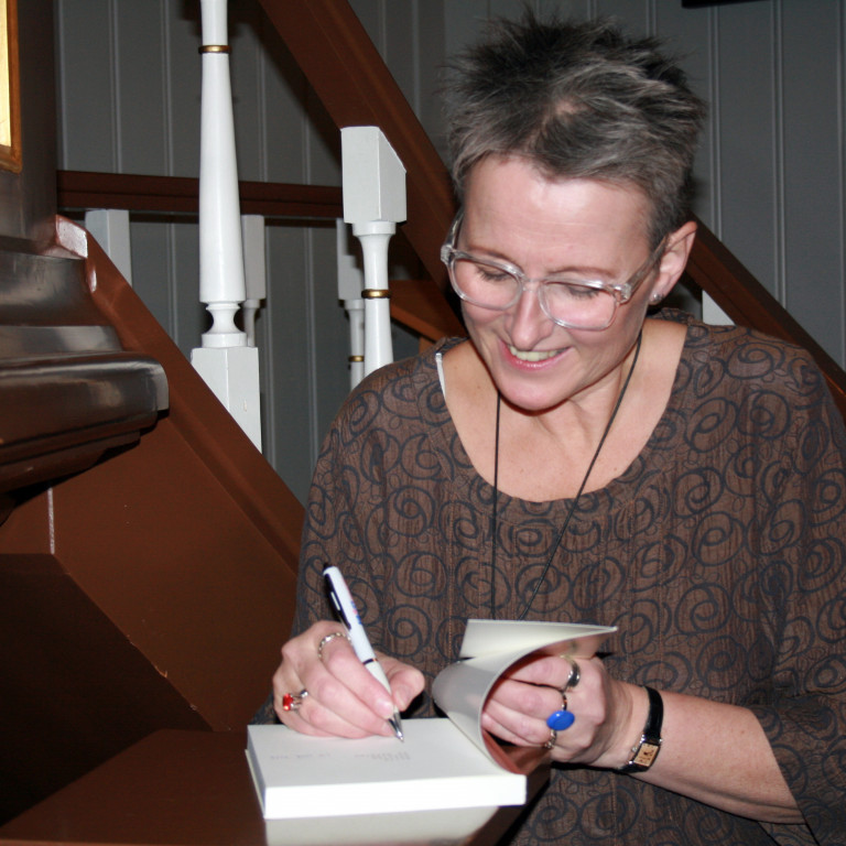 Vilborg Davíðsdóttir áritar bók sína, Ástin, drekinn og dauðinn. Mynd: KSE