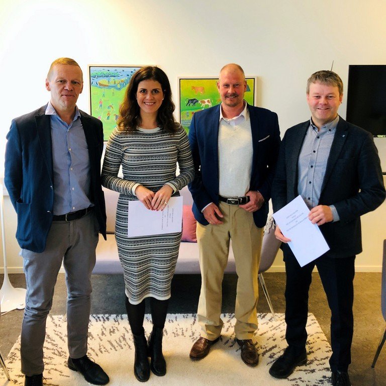 Við undirritun viljayfirlýsingar um uppbyggingu koltrefjaframleiðslu í Skagafirði, í dag. F.v. Gísli Sigurðsson, oddviti Sjálfstæðismanna, Þórdís Kolbrún Reykfjörð Gylfadóttir, iðnaðar- og nýsköpunarráðherra, Stefán Vagn Stefánsson, oddviti Framsóknarmanna og Sigfús Ingi Sigfússon, sveitarstjóri Svf. Skagafjarðar. Aðsend mynd.