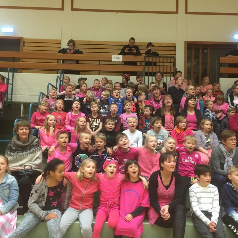 Sungið á sal á Vinadeginum í Skagafirði í gær. Mynd: skagafjordur.is.