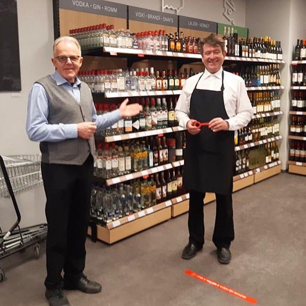 Jóhannes Torfason hjá Ámundakinn færir Stefáni ríkisstjóra „lykilinn“ að nýja húsnæðinu. MYND AF HÚNA.IS