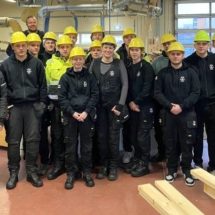 Frá afhendingu vinnufatnaðar og öryggisbúnaðar. Tréiðnadeild. Myndir af Fnv.is.