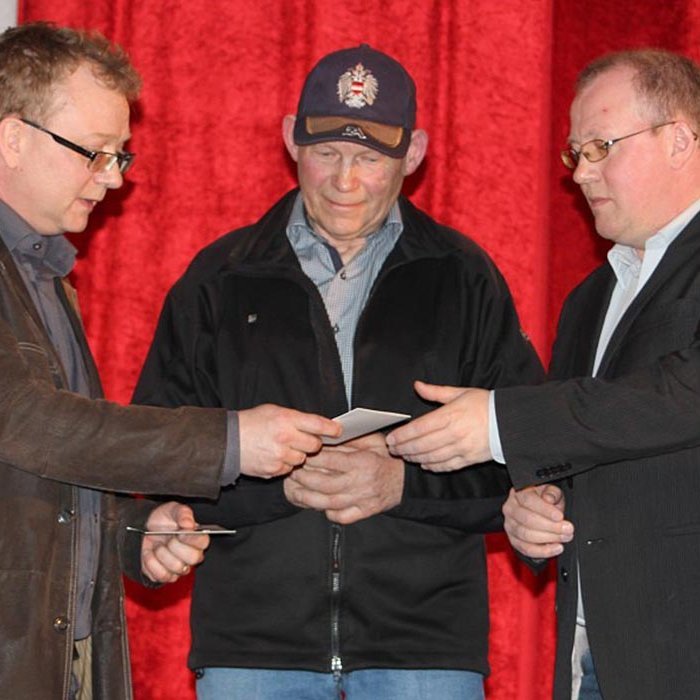 Páll Friðriksson, fyrrum umsjónarmaður Vísnakeppni Safnahússins, afhendir verðlaun fyrir tíu árum. Verðlaunahafarnir Benedikt Benediktsson bóndi á Vatnsskarði fyrir miðju og Gunnar Rögnvaldsson frá Hrauni á Skaga til hægri. MYND: FEYKIR