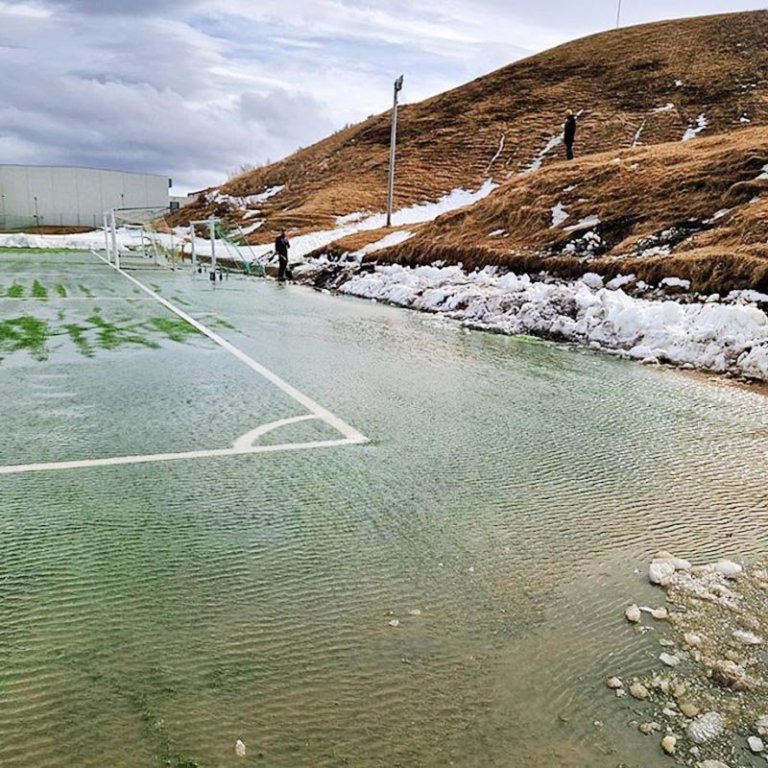 Svona var staðan á vellinum 20. apríl – allt á floti! Nú hefur komið í ljós að völlurinn hefur skemmst á stórum parti.  MYND: ÓBS