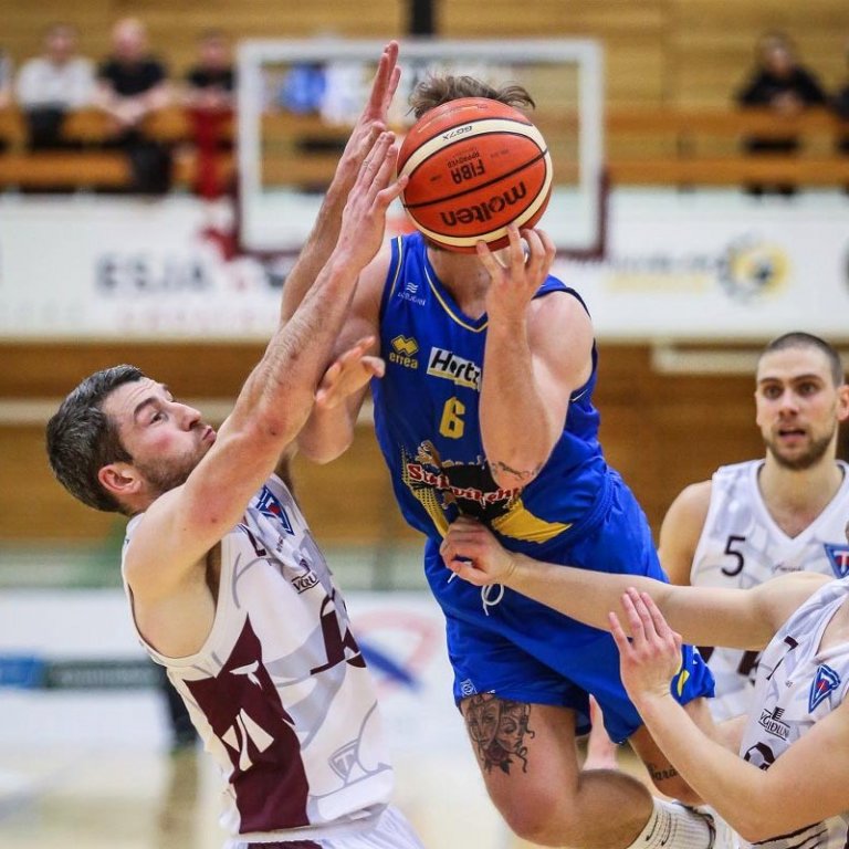 Sigtryggur Arnar lendir á varnarmúr Tindastóls og fær pínu flugferð í kaupbæti. MYND: HJALTI ÁRNA