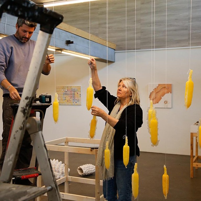 Raghildur Stefánsdóttir við uppsetningu sýningarinnar í hAughúsi. Á neðri myndinni er Þórdís Alda Sigurðardóttir í Héraðsdal. MYNDIR: GG