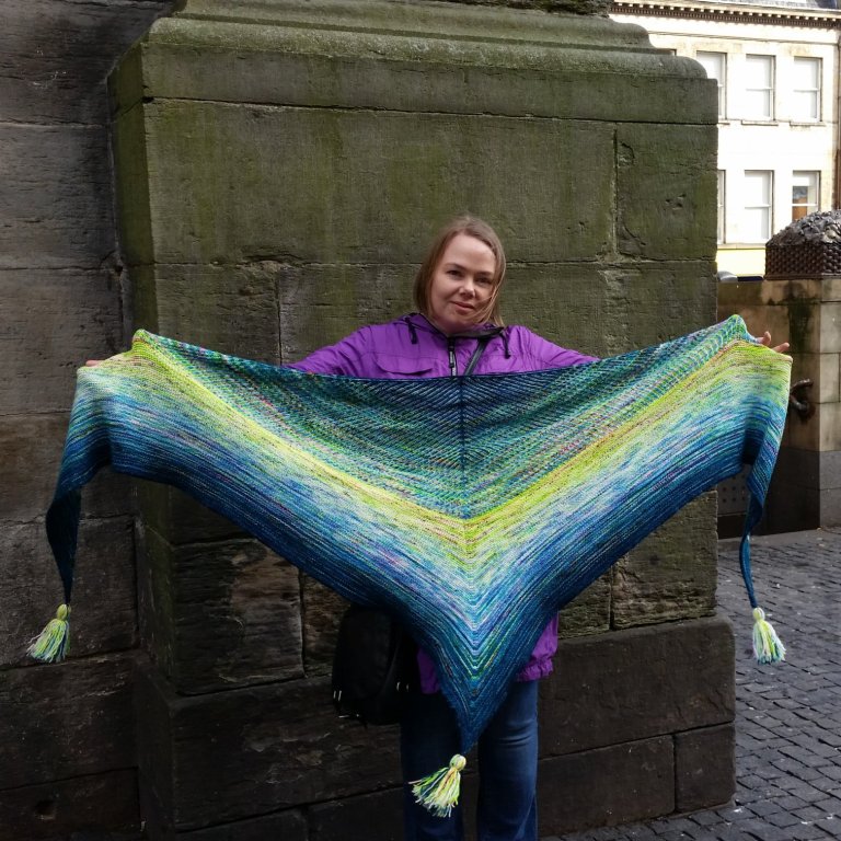 Sigríður með What the Fade sjalið eftir Andreu Mowry í Edinborg.