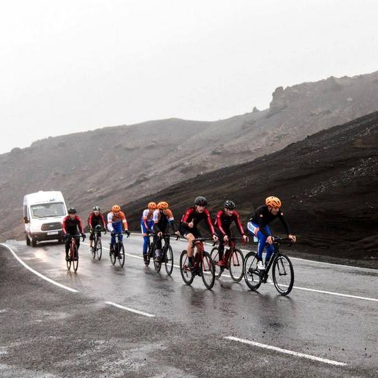 Aðstæður fyrir hjólreiðafólkið eru ekki alltaf góðar og því er tillitssemi mikilvæg. Mynd af Facebooksíðu WOW Cyclot­hon.