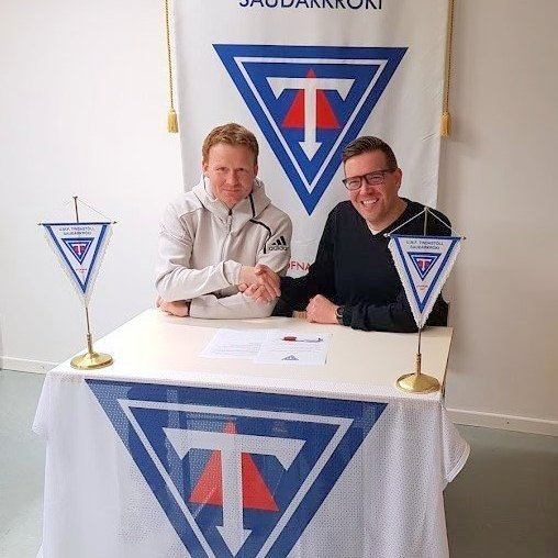 Yngvi Magnús (t.v.) handsalar samning sinn. Þórhallur Rúnar Rúnarsson, formaður knattspyrnudeildar skrifaði undir samninginn fyrir hönd Tindastóls. Mynd: tindastoll.is