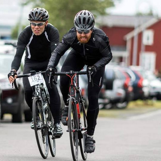 Yngvi Yngvason, formaður hjólreiðaklúbbsins Drangeyjar, t.h. í hörku keppni. Mynd: Hjólreiðafélag Akureyrar.