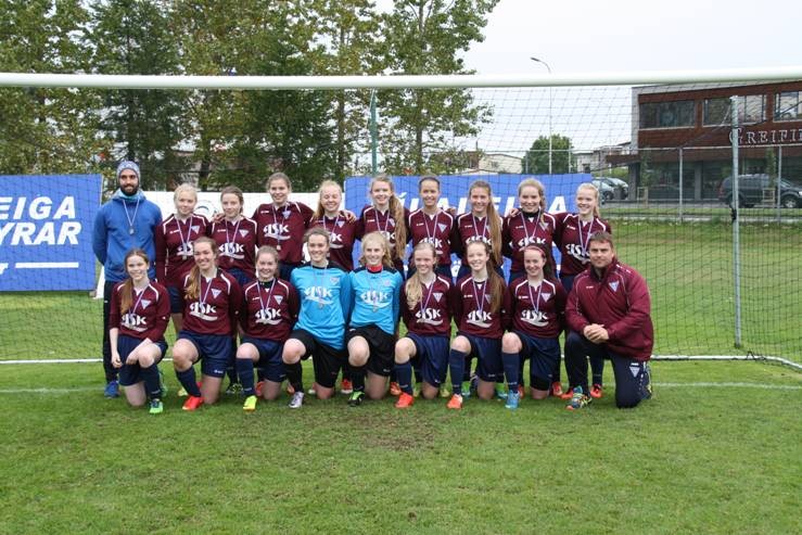 3. flokkur kvenna hjá Tindastóli eftir úrslitaleikinn í dag ásamt þjálfurum þeirra, þeim Guðjóni Erni Jóhannssyni og Juliano Pereira. Ljósm./ Kristín Magnúsdóttir