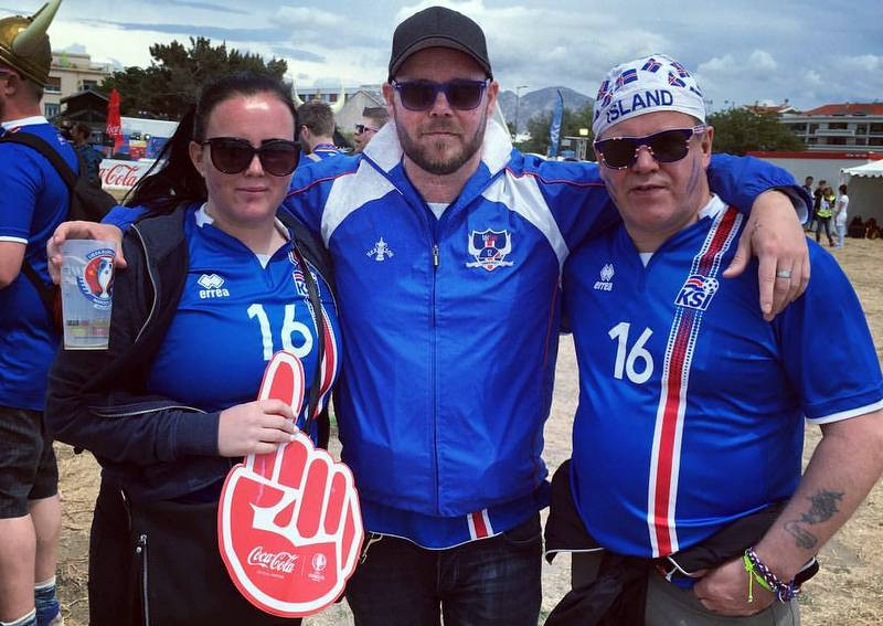 Styrmir á EM í sumar. Með honum á myndinni er Helga Sigurjónsdóttir og pabbi hennar, Sigurjón Alexandersson. Mynd af Facebook.