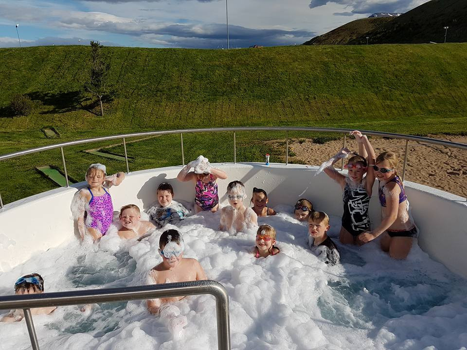 Á miðvikudaginn verður sápukúlufjör í heitapottinum fyrir almenning og sundiðkendur. Mynd: tindastoll.is/sund.