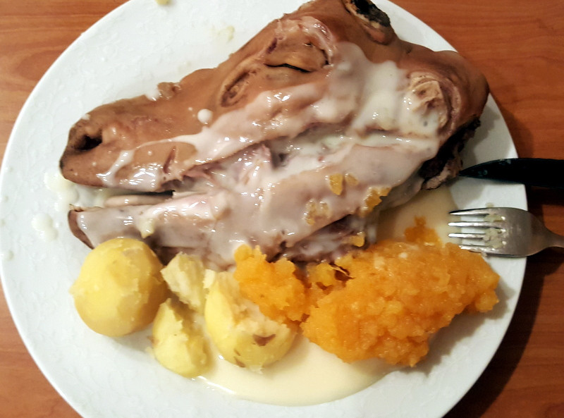 Soðin svið með uppstúf og rófustöppu er herramannsmatur en ekki víst að íþróttafólki sé bent á það nú til dags. Mynd: PF.