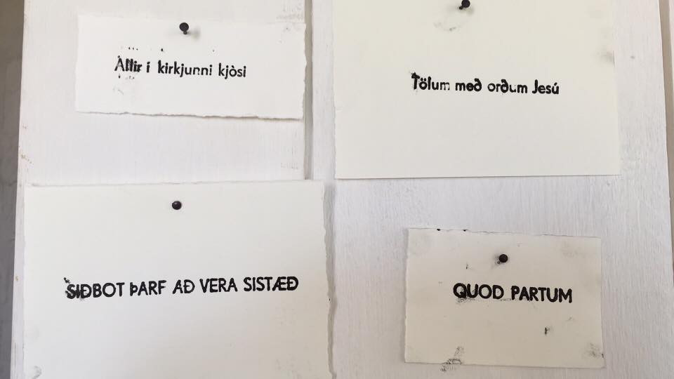 Á Hólahátíð gafst fólki kostur á að nota sömu prenttækni og Marteinn Lúther nýtti þegar hann mótmælti kaþólsku kirkjunni og hengdi sínar 95 tesur upp. Mynd af FB Kirkjan.