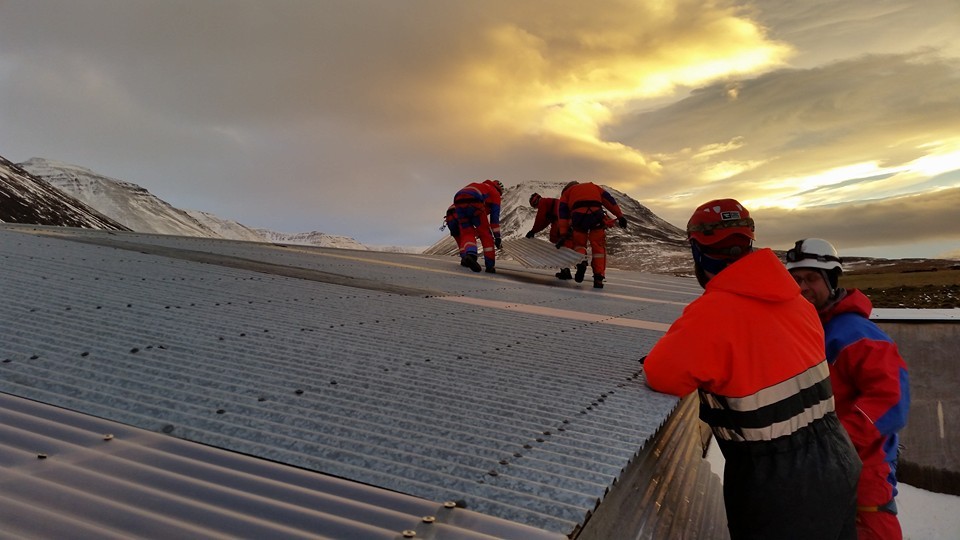 Björgunarsveitarmenn úr Skagfirðingasveit unnu að þakviðgerðum í Hjarðarhaga í Blönduhlíð á þriðjudaginn. Mynd: Þorgerður Eva Þórhallsdóttir.
