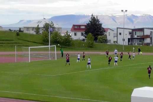 Boltinn svífur yfir Didu í marki Stólanna og Víkingur krækir þar með í öll stigin sem í boði var. Mynd: Skjáskot af TindastollFotboltiTV