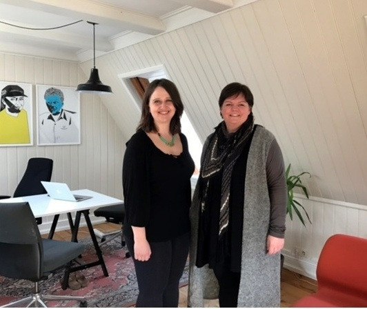 Þórdís Hauksdóttir, fræðslustjóri Austur-Húnavatnssýslu, og Tinna Sigurðardóttir, framkvæmdastjóri Tröppu, við undirritun samningsins í húsakynnum Tröppu í Aðalstræti, Reykjavík. Mynd: Trappa ehf.