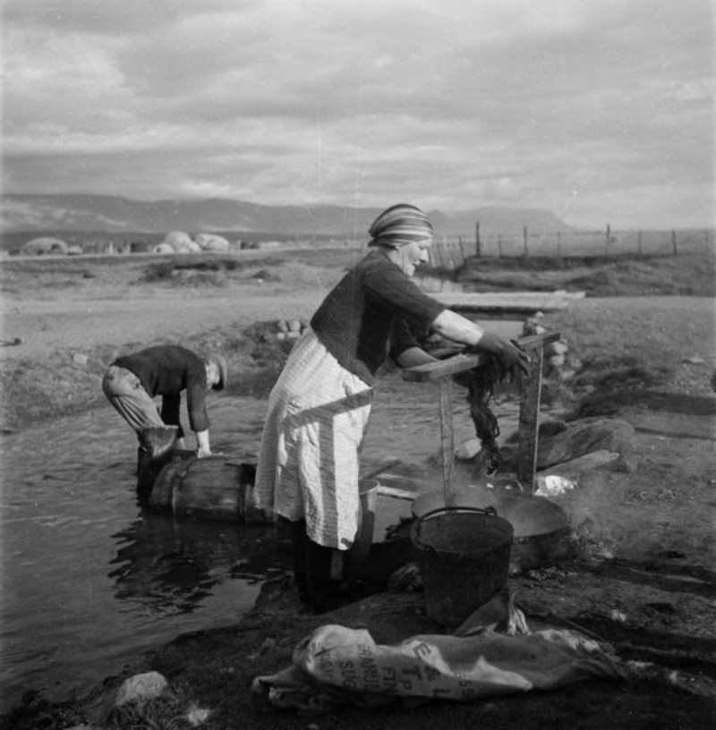 Ljósmynd frá Þjóðminjasafni Íslands af Stefaníu Emilíu Guðrúnu Lárusdóttur (1896-1993) frá Skarði í Gönguskörðum og Brynjólfi Danivalssyni (1897-1972) frá Litla-Vatnsskarði. Þau voru einnig þekkt sem Emma og Binni í Árbænum, sem nú er Suðurgata 24 á Sauðárkróki.